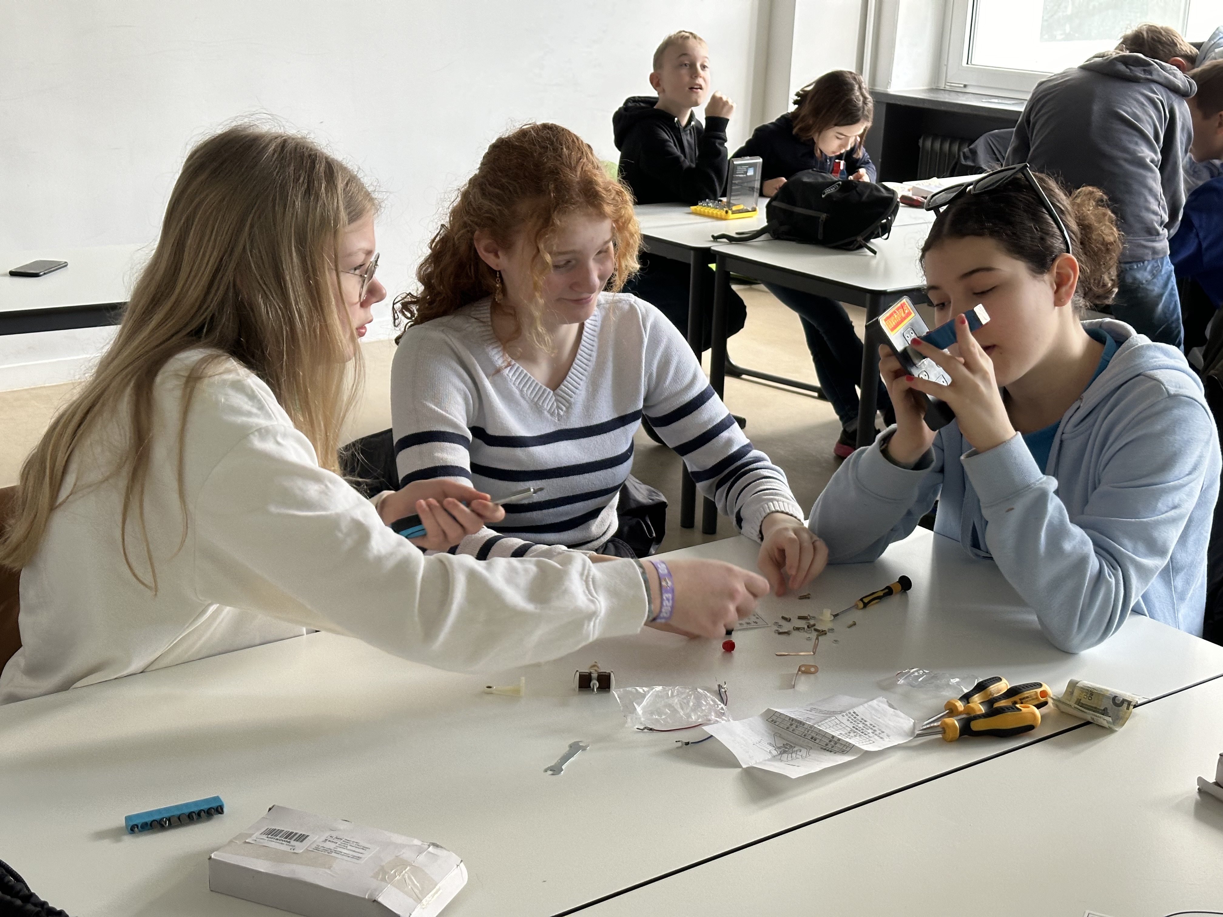 Hohe Konzentration am „Mädchentisch“.