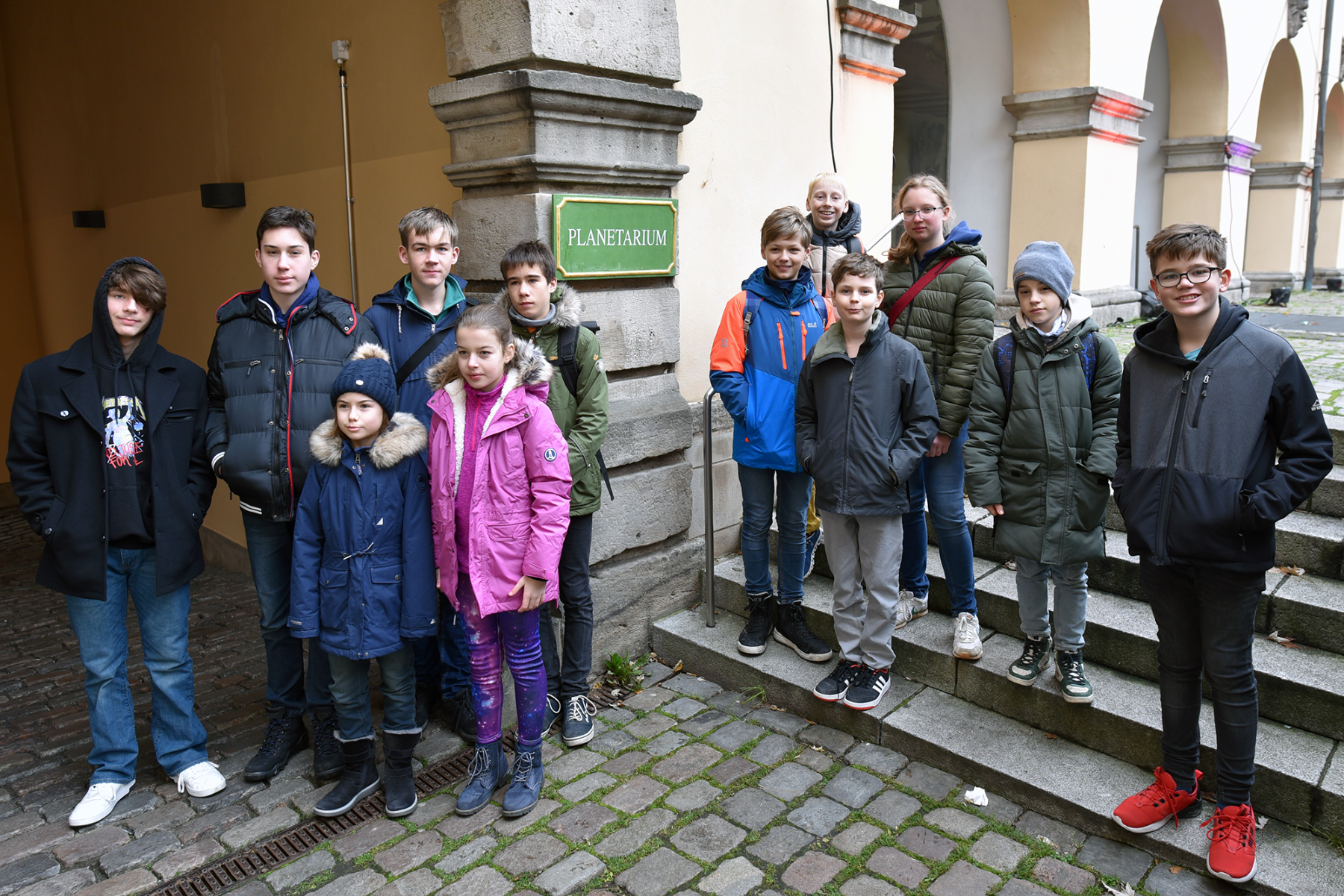 Die Teilnehmer am Begabten-Workshop vor dem Planetarium