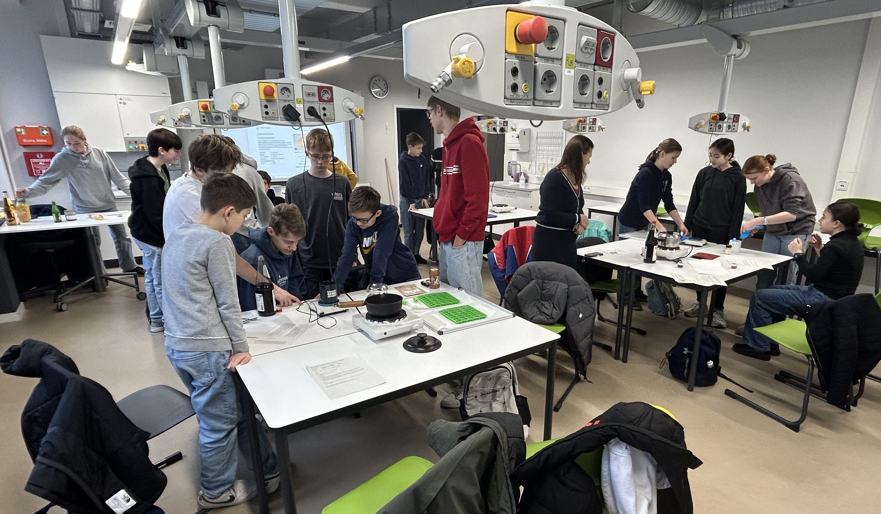 Schüler beim Gummibärchen kochen