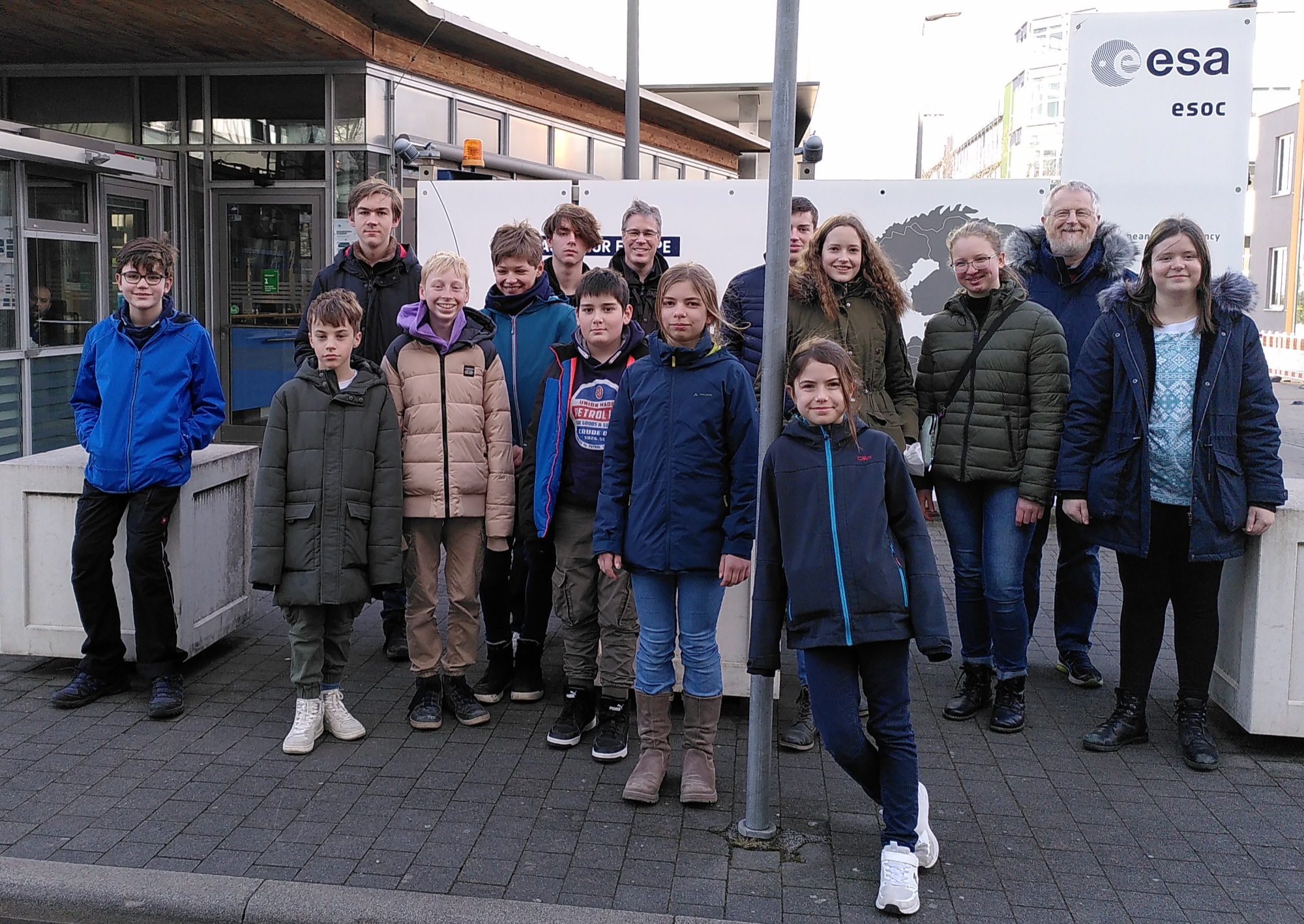 Die Lioba-Gruppe vor dem Eingang zum europäischen Weltraum­zen­trum.